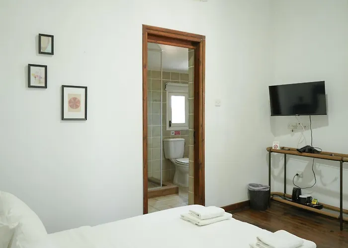 Semiramis Boutique & * Kato Platres